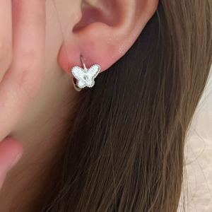 31961 螢河FFR|925銀電鍍細刻紋立體蝴蝶圈環耳環(MY31961)