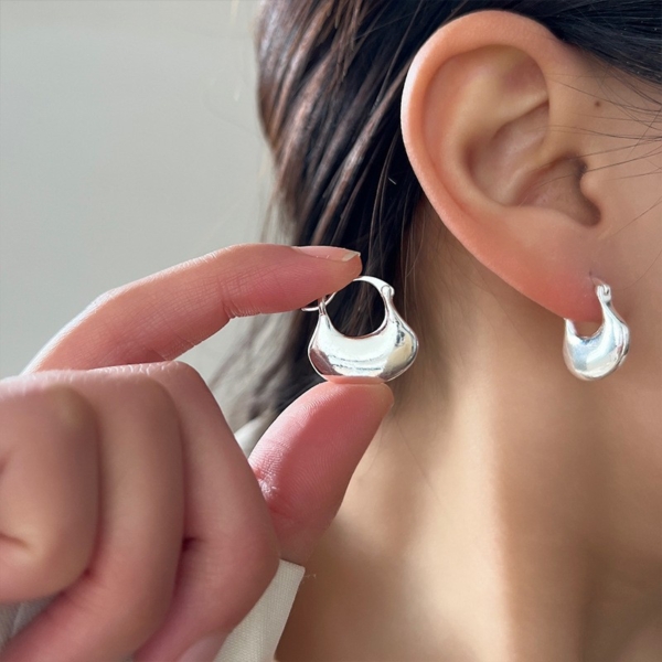 螢河FFR｜925銀電鍍立體水滴弧面耳環（MY31993）