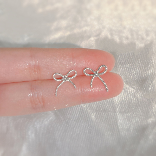 螢河FFR｜925銀電鍍柔光細緻蝴蝶結耳釘（MY33734）