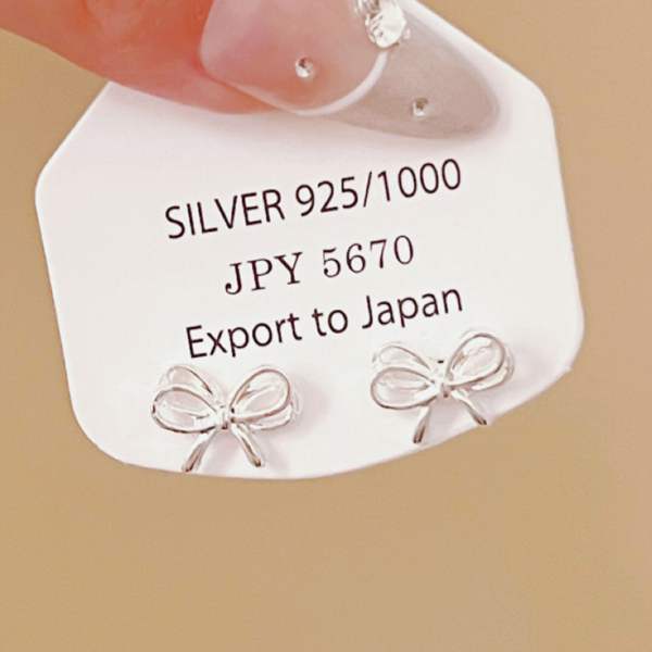 34256 螢河FFR|925銀電鍍柔緞線條蝴蝶結耳釘(MY34256)