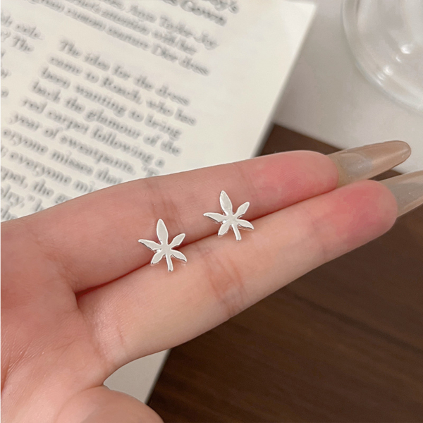 螢河FFR｜925銀電鍍極簡小葉片耳釘（MY34603）