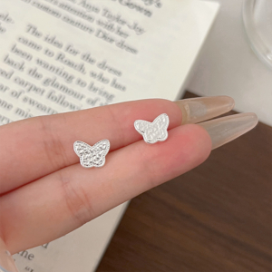 37082 螢河FFR|925銀電鍍銀雕紋小蝴蝶耳釘(MY37082)