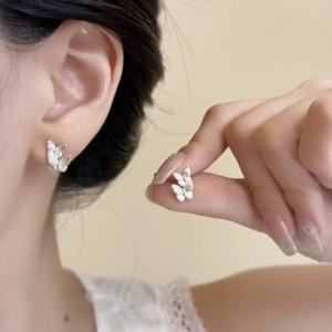 37656 螢河FFR|925銀電鍍立體雕紋雙翼蝴蝶耳釘(MY37656)