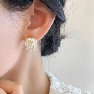 37823 螢河FFR|925銀電鍍珍珠邊母貝鬱金香方形耳釘(MY37823)