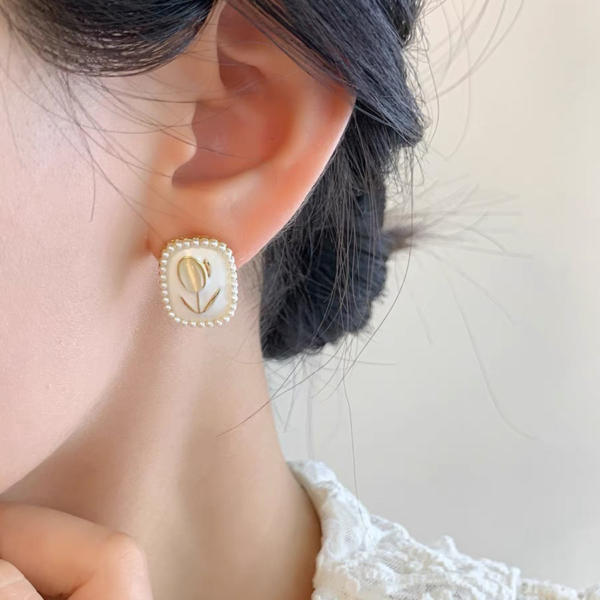 螢河FFR｜925銀電鍍珍珠邊母貝鬱金香方形耳釘（MY37823）